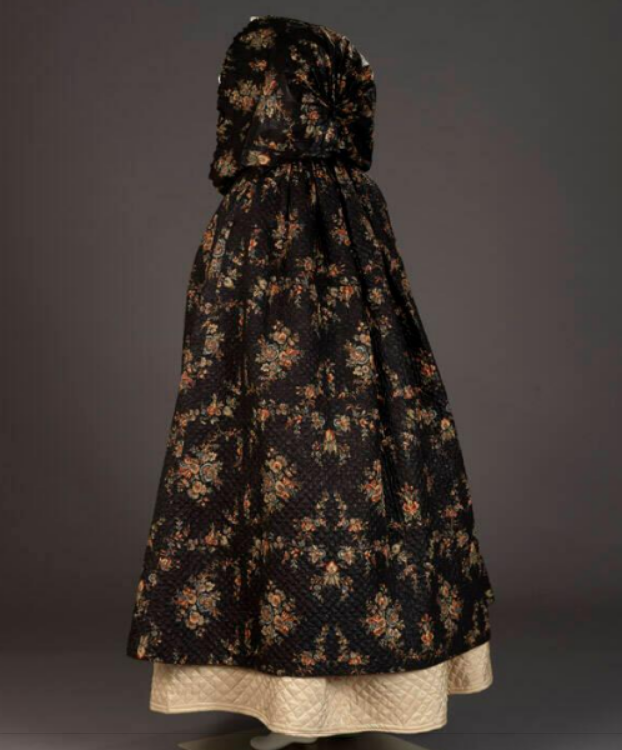 plummie9's tweet photo. Colmar, Alsace, France
Textile by Haussmann

Hooded Cloak, 1780-90

Quilted, glazed woodblock-printed cotton tabby.
Fashionable  cloaks protected expensive dresses from the weather. The glazed  finish offers some resistance to mud and rain. 

@AlbanyInstitute 
#FashionHistory https://t.co/Woo379FqfP
