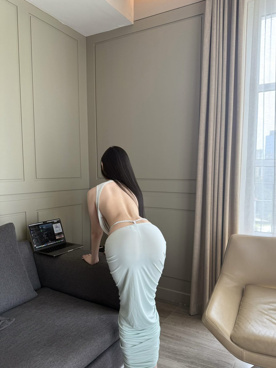 gemgvrl's tweet photo. A little tease never hurt anybody, oops! https://t.co/22YbVOLYtD
