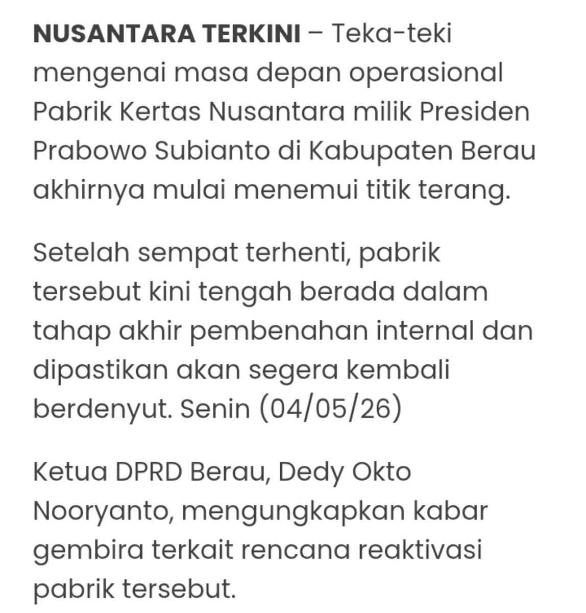 akunhewan's tweet photo. gimmick bgt pengen ganti buku-buku sekolah pake alasan kertasnya jelek dan tulisannya terlalu kecil 🤣😹

sudah pd lupa kah kalau pak presiden (dan adiknya) punya investasi yg sangat sangat sangat besar di pabrik kertas! 😁

dulu awal 2000an (setelah dipecat dari militer), pak prabs membeli sebuah pabrik kertas raksasa di kalimantan yg kemudian diberi nama "kertas nusantara".

perusahaan ini dulunya milik bob hasan, koruptor kelas hiu martil di era orba, luas asetnya lebih dari 3rb hektar, dan punya ijin konsesi hutan tanaman industri (HTI) utk mengelola & memanen kayu2 di hutan kalimantan.

waktu itu, utk membeli perusahaan itu, pak prabs butuh dana fantastis: 1.8 triliun rupiah.

pak prabs memakai uang pinjaman dari bank mandiri, dan dibantu oleh pak jusuf kalla dalam proses pengajuan pinjamannya.

sbg catatan, pinjaman raksasa ini pernah dianggap bermasalah dan pernah disidik oleh kejagung atas dugaan tindak pidana penyuapan, tapi kemudian dihentikan kasusnya.

apesnya buat pak prabs, investasi jumbonya ini juga tidak berjalan sesuai harapan.

bisnis tdk berjalan lancar, dan pak prabs mulai kesulitan melunasi pinjaman bank. untungnya beliau punya adik baik hati yg cuannya melimpah ruah dari hasil berbisnis minyak di kazakhstan. pak hashim datang menjadi penyelamat dan menalangi semua pinjaman.

sampai sebelum pilpres 2024, kondisi pabrik ini sebetulnya masih memprihatinkan, pernah terancam pailit, banyak pekerjanya yg diberhentikan, dan mati suri.

tapi sekarang, sepertinya kondisi akan segera berubah. pak prabs dan adiknya sudah menginvestasikan dana yg sangat besar di sini, maka inilah saatnya mengembalikan kejayaan kertas nusantara! 😬👍🏻
