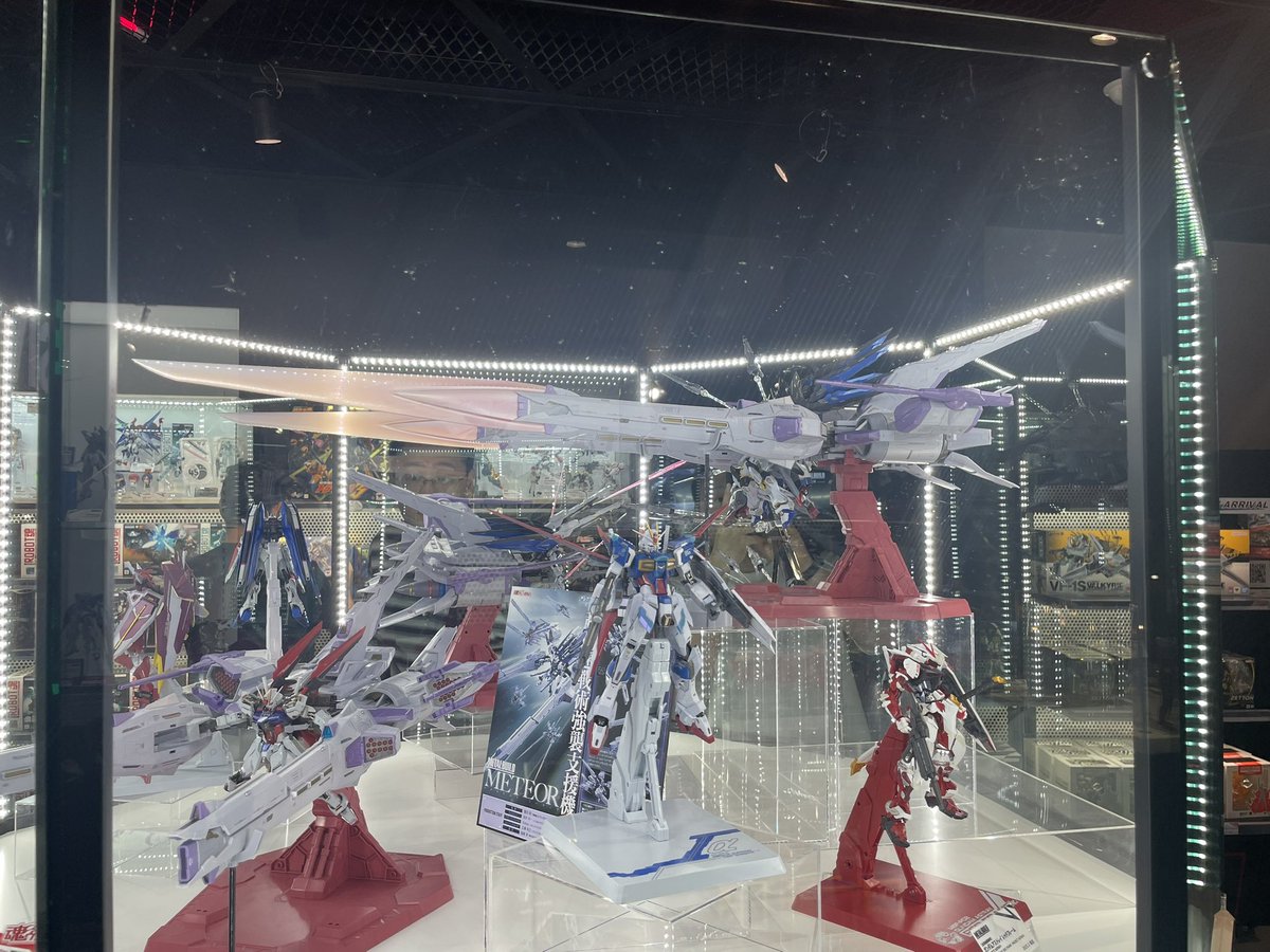 TKISK4's tweet photo. 連休中に組むガンプラ探しにアキバ行ったついでに見てきたメタルビルドミーティア
でけえ上にこだわりすげえ
個人的にスラスターの青の色分けがツボだった。

ちなみにプラモは
いつかはいつかはといいつつずっとスルーし続けてきたRGガオガイガーをついに。 https://t.co/7UPDzUHvde