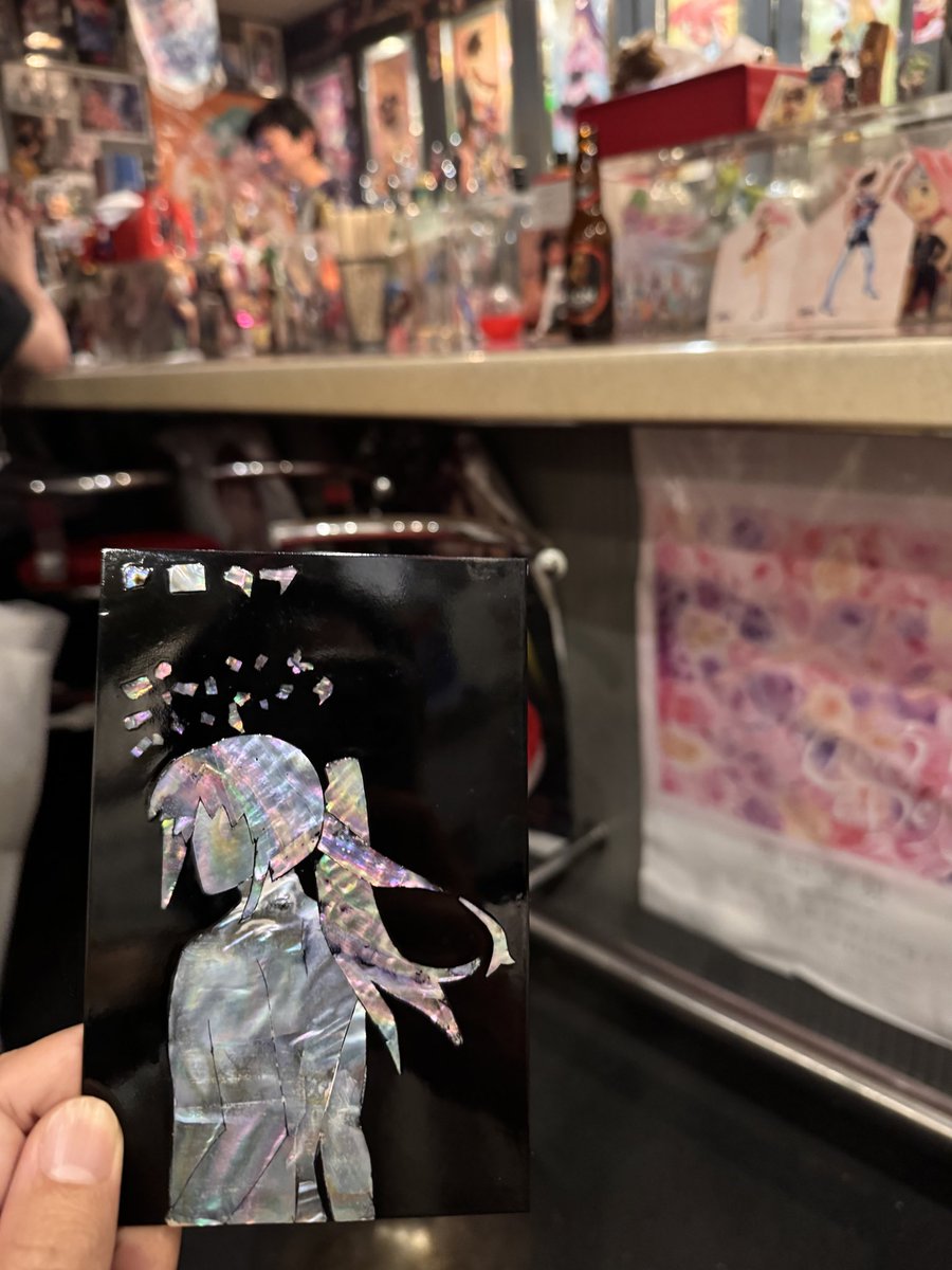 hositaro54's tweet photo. 今回受賞頂いた作品のテストショットの螺鈿アルト姫を大阪梅田にあるマクロスバー FirebomBAR(@Fire_bomBAR )さんにて展示してもらっています！

とても良いお店ですし螺鈿も実物見られます！
マクロスファンはぜひ一度行ってみてほしいです！

#マクロスモデラーズ #螺鈿 https://t.co/CngEgG9h4y