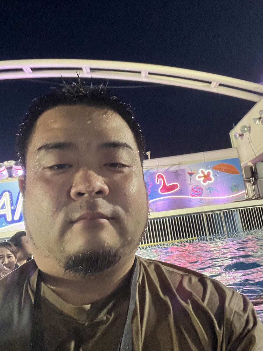 02ka1's tweet photo. 昼のプールと夜のプール行ってきた！！
バカっぽい会話して https://t.co/gu9mPoBCaX
