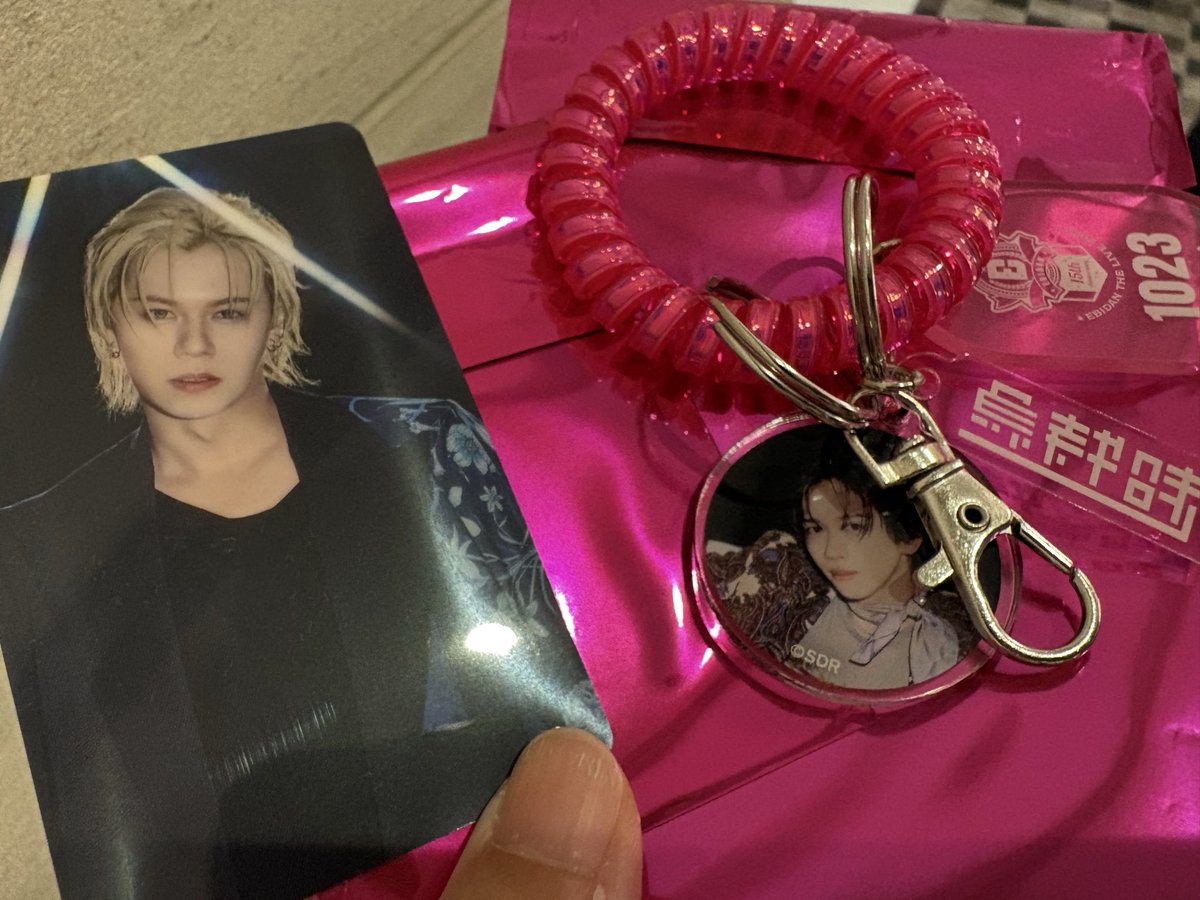 _kmmr_5's tweet photo. 超特急　EBiDAN THE LIVE 2026
譲)プラカード　カイ、ロッカーキー風キーホルダー　リョウガ
求)同　タカシ

本日(8/9)新宿マルイ近辺で現地交換できる方いらっしゃればお願いします！ https://t.co/TXVKKXeKGV