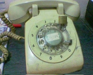 A_Dmir's tweet photo. Gençler bilmesede olur. 
Eskiden telefona kilit vururduk. Fakirlik vardı. 
Şimdi herkeste 2 şer tane telefon var. 
———————
Eskiden evlerdeki çevirmeli telefonlar için kullanılan o minik pirinç asma kilitler, dönemin en etkili ebeveyn kontrolü yöntemiydi. Şehirlerarası aramalar genelde "0" rakamı ile başladığı için, birileri gizlice telefon etmesin ve yüksek faturalar gelmesin diye kadranın bu deliğine kilit takılırdı.