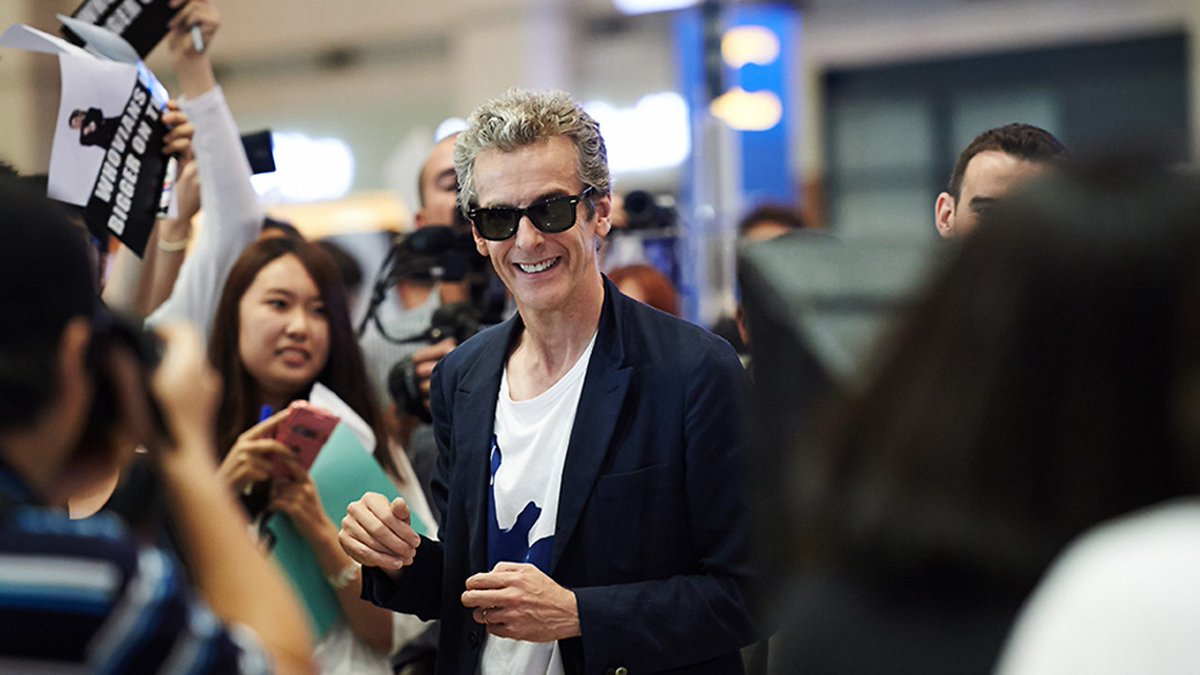 brinatello's tweet photo. #OTD (August 9, 2014): The next stop of the #DoctorWhoWorldTour was Seoul, South Korea. Due to massive crowds at the airport and warm welcome of #DoctorWho fans, #PeterCapaldi and @Jenna_Coleman_ felt like @thebeatles! Peter jokingly quipped, โGeorge and Ringo. Iโm George.โ https://t.co/qwCMQNAyv7