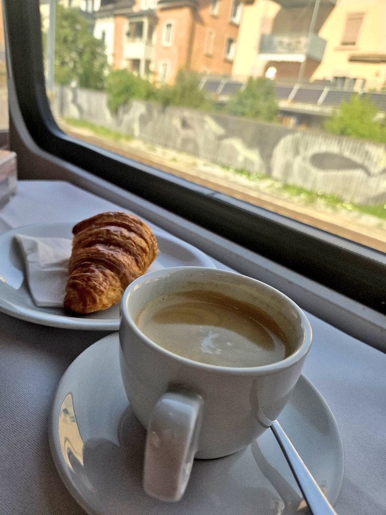 schwanke1965's tweet photo. Good Morning!๐๐๐
#traincoffee๐ https://t.co/4XxO4kEHFy