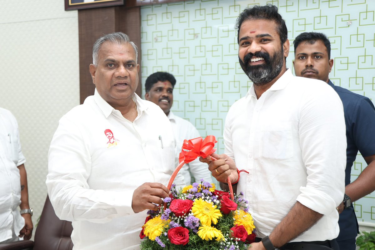 TamilanRaguls's tweet photo. தமிழக வெற்றிக் கழகம் எனும் பேரியக்கத்தின் மாநில வலைதள செய்தித் தொடர்பாளராக, கழகத் தலைவரும் மாண்புமிகு தமிழ்நாடு முதலமைச்சருமான @cmotamilnadu வெற்றி தலைவர் அவர்களால் அறிவிக்கப்பட்டதைத் தொடர்ந்து, எங்கள் கழகத்தின் வழிகாட்டியும், அன்பிற்குரிய கழகப் பொதுச் செயலாளருமான அன்பு ஆசான் @bussyanandoffl அவர்களை நேரில் சந்தித்து வாழ்த்துப் பெற்றேன். @rajmohanofficial அன்புமிகு அண்ணன் மாண்புமிகு அமைச்சர் ராஜ்மோகன் அவர்களுக்கு நன்றி 🙏🏻 

கழகம் வழங்கியுள்ள இந்தப் பொறுப்பை முழு அர்ப்பணிப்புடனும், பொறுப்புணர்வுடனும் ஏற்று, கழகத்தின் கொள்கைகளையும், தலைவர் அவர்களின் தொலைநோக்குப் பார்வையையும் மக்கள் மத்தியில் கொண்டு சேர்க்க தொடர்ந்து உழைப்பேன்.

#TVK
#TamilagaVetriKazhagam
#CMVijay
#ThalapathyVijay
#tamilanragulgandhi