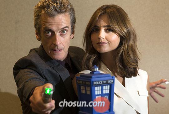 brinatello's tweet photo. #OTD (August 9, 2014): The next stop of the #DoctorWhoWorldTour was Seoul, South Korea. Due to massive crowds at the airport and warm welcome of #DoctorWho fans, #PeterCapaldi and @Jenna_Coleman_ felt like @thebeatles! Peter jokingly quipped, โGeorge and Ringo. Iโm George.โ https://t.co/qwCMQNAyv7