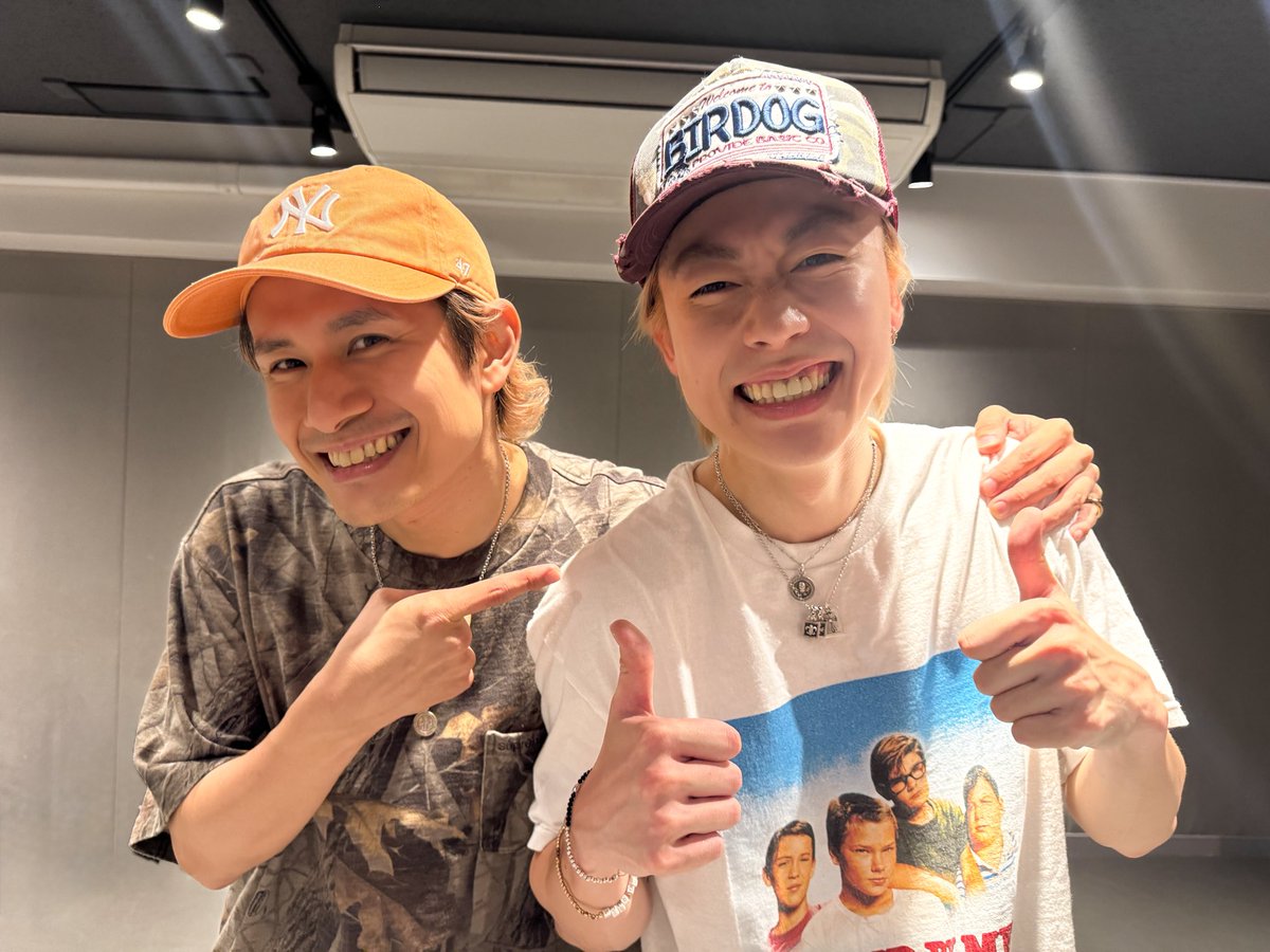 toyoverflow's tweet photo. 東京ドームで開催されたコムドットさんの『Creator Dream Fes 2026 ~produced by Com.~』にて、ゆうた君のソロパートである【CREATORS DANCE】を振付させていただきました！🔥

ほとんどダンス経験のない彼と出会ったのは3月、彼のダンス熱やイベントへの想いを聞いてスイッチが入りました。
そこからずっーーーとレッスンの日々！毎度床に倒れ込むまで全力😂弱音を吐かず、どんなにキツくても向き合い、回を重ねる度にどんどん上手くなっていく姿はマジで流石でした、、、！

一緒に踊ってくれたダンサーは愛すべき後輩たち✊
小中学生から見ていた生徒たちもこんなに頼もしくなったんだなと、、、パパみたいw

音源には僕がBeatboxで命を吹き込みつつ、remixパートを作ってみたりして頭フル活用🧠

そんな中最後に辿り着いた東京ドームのステージは眩しかった！
ゆうたの努力の結晶を全身で喰らい、鼓膜を突き抜ける程の歓声を生で感じられた。
カマすゆうたを見て、ずっとガッツポーズしてました！
本当にゆうたお疲れ様！めちゃくちゃカッコよかったよ✊
