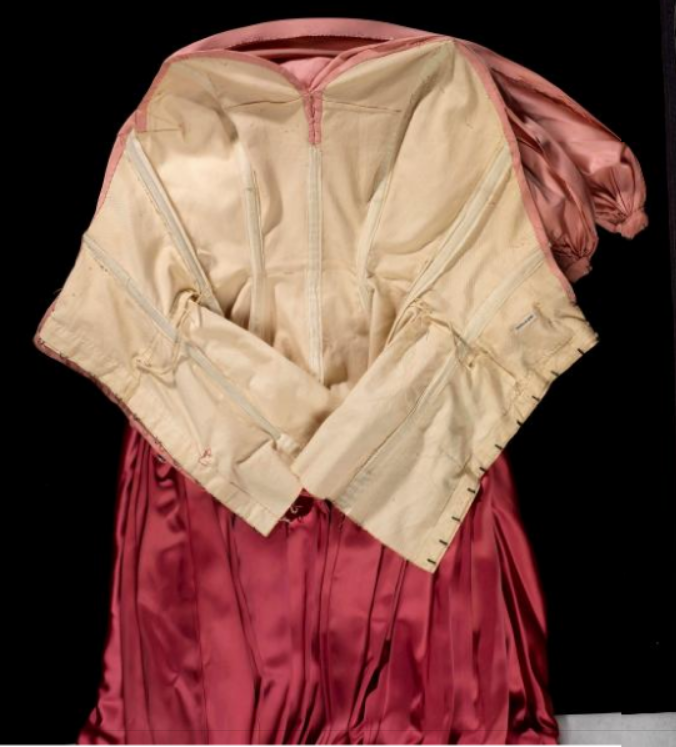 plummie9's tweet photo. Paris
Christian Dior
made in the atelier flou- Monique
textile- Marcel Guillemin et Cie

Rose France, Autumn/Winter 1947-1948
Corolle collection.

Rose France is a reference to the colour of the dress and one of Dior’s favourite flowers.
@ROMtoronto 
#FashionHistory https://t.co/75rxe0eefY
