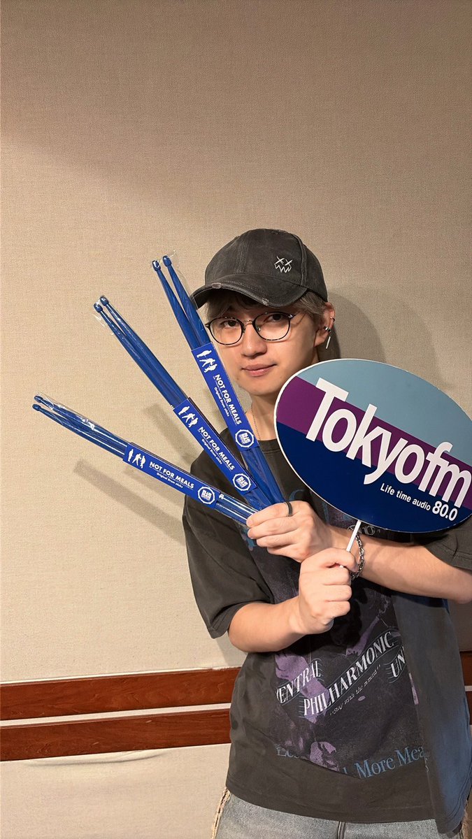 EntamePalette80's tweet photo. 今週は『#ブルーマングループ ジャパンツアー』から
オリジナルドラムスティックを
抽選で3名様にプレゼント🎁

「メッセージフォーム」から、
【プレゼント応募】を選択してください。
🔻
https://t.co/2eIX9mWXzA
※締切:8/15(土)23:59
※当選者の発表は賞品の発送をもって代えさせていただきます https://t.co/RuHyZkDv66