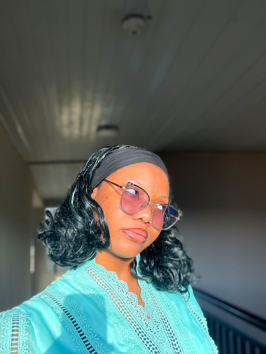 SharoonnOma's tweet photo. It's me and my glasses against the world 🌎 https://t.co/Es13goYi6K