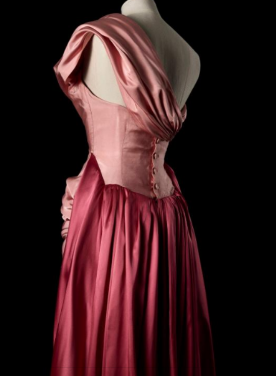 plummie9's tweet photo. Paris
Christian Dior
made in the atelier flou- Monique
textile- Marcel Guillemin et Cie

Rose France, Autumn/Winter 1947-1948
Corolle collection.

Rose France is a reference to the colour of the dress and one of Dior’s favourite flowers.
@ROMtoronto 
#FashionHistory https://t.co/75rxe0eefY