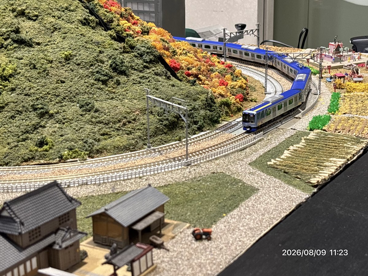 Duo1984697's tweet photo. 青葉台東急スクエア
ご近所の桐蔭学園鉄道研究部の催しやってました。桐蔭横浜大のソーラーパネルでNゲージを走らせる展示も
中国製メガソーラーに負けない発電効率⚡️と耐久性の実用化へ日々頑張ってるとのこと💪
ジオラマは銀座４丁目交差点🚥など賞🏆を取ったモノが並んでました🏢 https://t.co/DdUh9tP5PN
