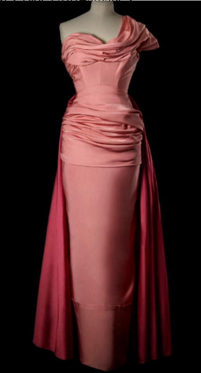 plummie9's tweet photo. Paris
Christian Dior
made in the atelier flou- Monique
textile- Marcel Guillemin et Cie

Rose France, Autumn/Winter 1947-1948
Corolle collection.

Rose France is a reference to the colour of the dress and one of Dior’s favourite flowers.
@ROMtoronto 
#FashionHistory https://t.co/75rxe0eefY