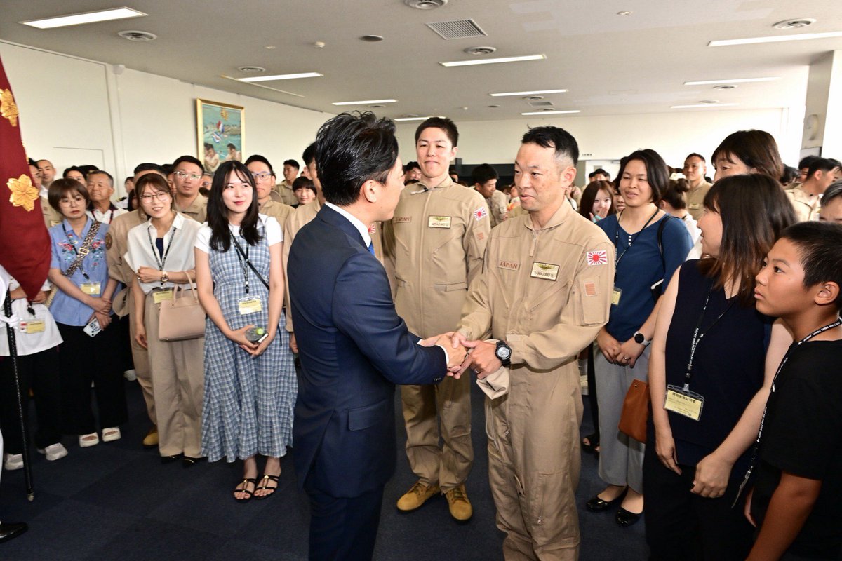 ModJapan_jp's tweet photo. 8月9日、小泉防衛大臣は、海上自衛隊厚木航空基地（神奈川県）を訪れ、海賊対処行動や中東情報収集活動のためアデン湾やアラビア海で活動予定の第60次派遣海賊対処行動航空隊の出国行事で訓示を行い、派遣隊員を激励しました。

防衛省・自衛隊は、引き続き、シーレーンの安定的利用の確保に万全を期していきます🤝
