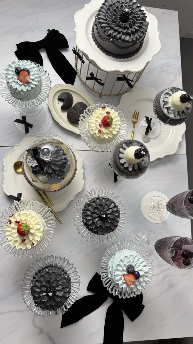 ShortCakeCo_'s tweet photo. 9(日) 16:00-22:30LO

▶3階
16:00-17:00 ◎ご予約なしでどうぞ
17:00-19:00 ✖️満席です
19:00-22:30 ◯お席ございます

▶2階
おひとり様専用フロアテイクアウト
17:00-22:30 予約なしでお気軽に🖤

ブラックショートたくさん仕込みました🖤🔥 https://t.co/M5iujYWHrm