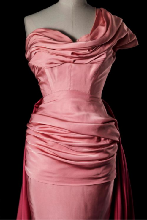 plummie9's tweet photo. Paris
Christian Dior
made in the atelier flou- Monique
textile- Marcel Guillemin et Cie

Rose France, Autumn/Winter 1947-1948
Corolle collection.

Rose France is a reference to the colour of the dress and one of Dior’s favourite flowers.
@ROMtoronto 
#FashionHistory https://t.co/75rxe0eefY