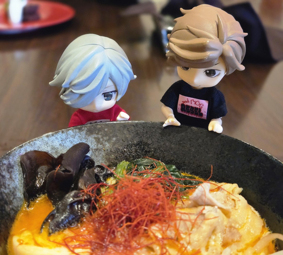 inthepocket_of's tweet photo. 麻辣湯食べたそうなふたり
おちびたちは @andmog_1012 様のオーダープリントTシャツです　オーダーなのにあっという間に届いてびっくりしたーお誕生日期間に間に合って嬉しい🫶レベルがクロスするんだよT！

#れれくろねんどる https://t.co/AR5WZhhfXH