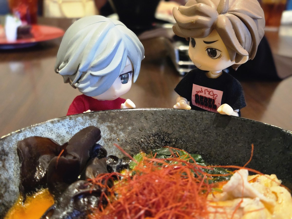 inthepocket_of's tweet photo. 麻辣湯食べたそうなふたり
おちびたちは @andmog_1012 様のオーダープリントTシャツです　オーダーなのにあっという間に届いてびっくりしたーお誕生日期間に間に合って嬉しい🫶レベルがクロスするんだよT！

#れれくろねんどる https://t.co/AR5WZhhfXH