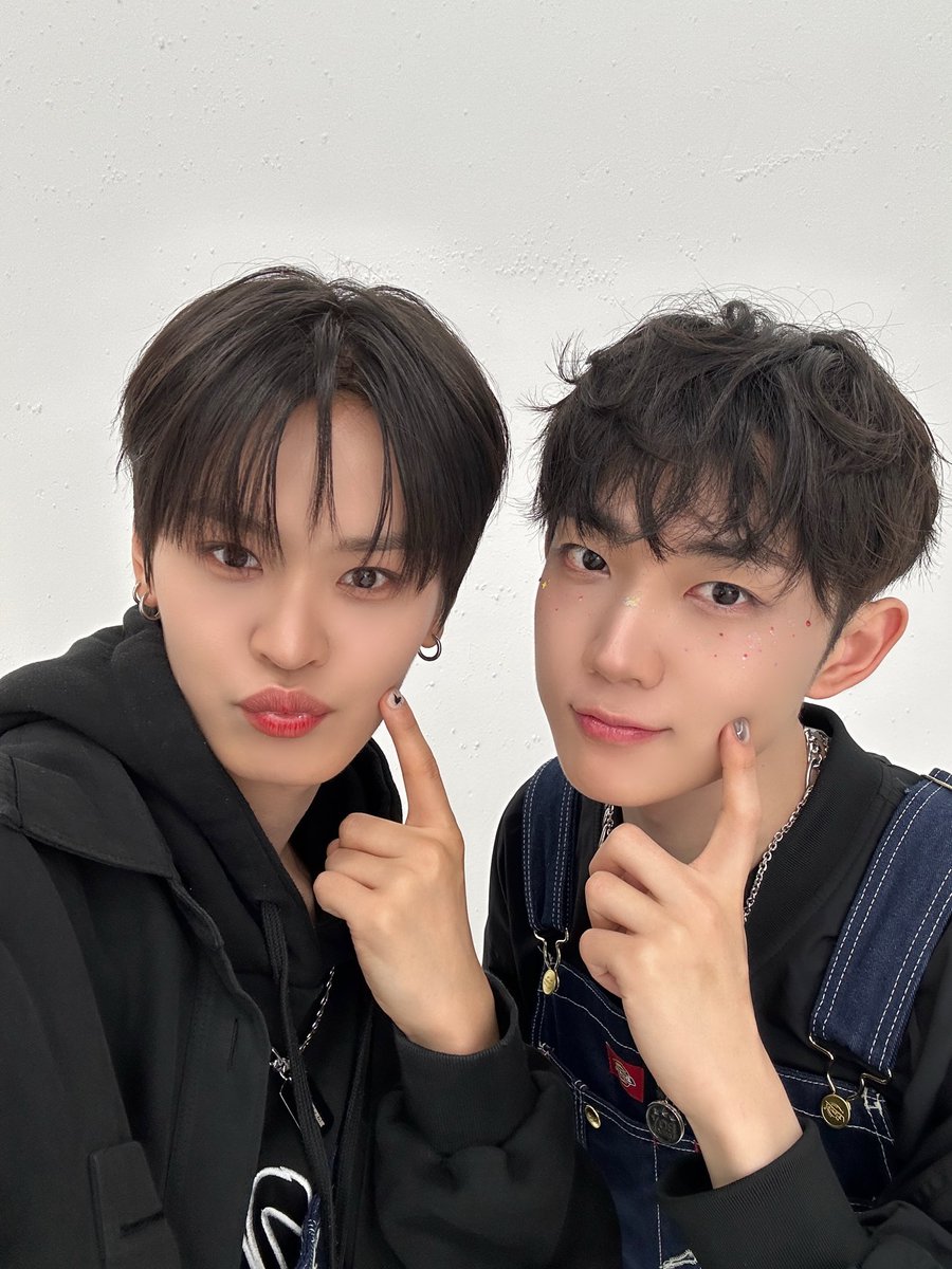 TPST_twt's tweet photo. [#태래] 형섭이형 생일 축하해🥳🎶😎❤️ 
2026년도 행복하게 보내보자
더위 먹지 말고 맛난 음식 많이 먹자
다시 한번 형섭 토끼 생축🤜🍀🍀🫪 https://t.co/nGLcEIl0ZJ