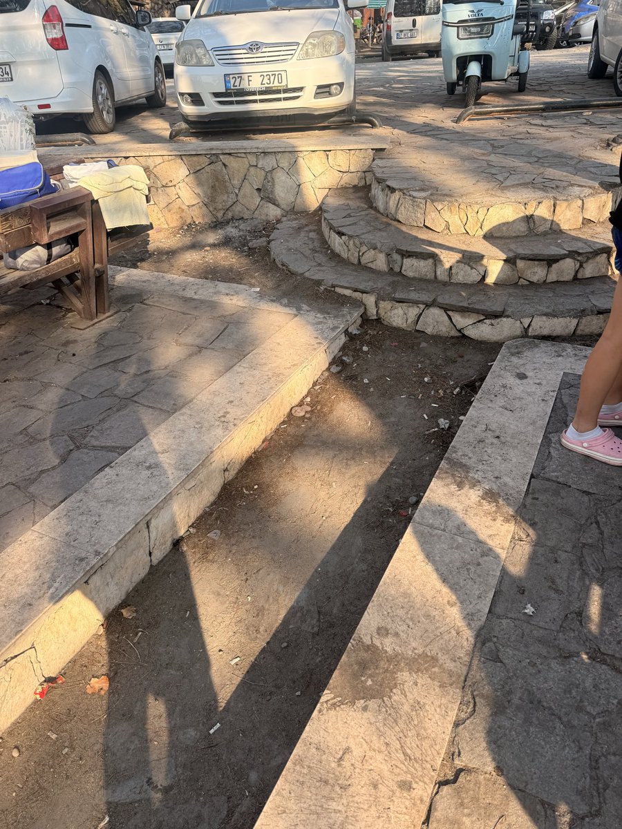 adaasmimresul's tweet photo. Antalya büyük şehir belediyesi insanlar toz toprak için de sosyalleşiyor içeri girerken 280 tl alınıyor araç başı şimdi hesaplamaya uğraşamayacağım bu mesire alanını temizleyecek personelin mi yok para mı yetmedi bir işiniz doğru yapılmaz mı sıkıldık artık #antalyabüyükşehir https://t.co/63WKCQfWTN