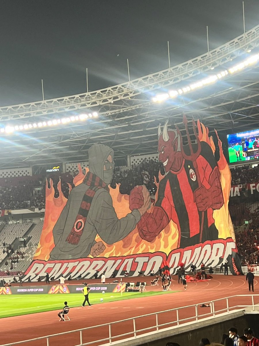 Migli_Milan's tweet photo. Rasanya ingin menangis ketika tifo ini berhasil naik, haru dan bahagia menjadi satu saling berpeluk bangga sesama Milanisti. Perjuangan teman-teman dari awal hingga akhir terbayar dengan coreo cantik yang terbentang di Curva Sud.

"Bentornato Amore" Selamat datang kembali cintaku, 1994-2026.

Milanisti yang mengenakan hoodie berbalut syal Milanisti Indonesia dengan wajah tertutup saling berjabat tangan dengan Il Diavolo menatap penuh yakin bahwa sejauh 11 kilometer dari Milan.

Disini kami tetap mendukung anda apapun yang terjadi, cinta pertama yang selalu abadi. Api menyala tidak pernah padam walau dihempas oleh zaman.

Terima kasih Milan telah kemari, terima kasih untuk teman-teman Milanisti.

Forza Milan