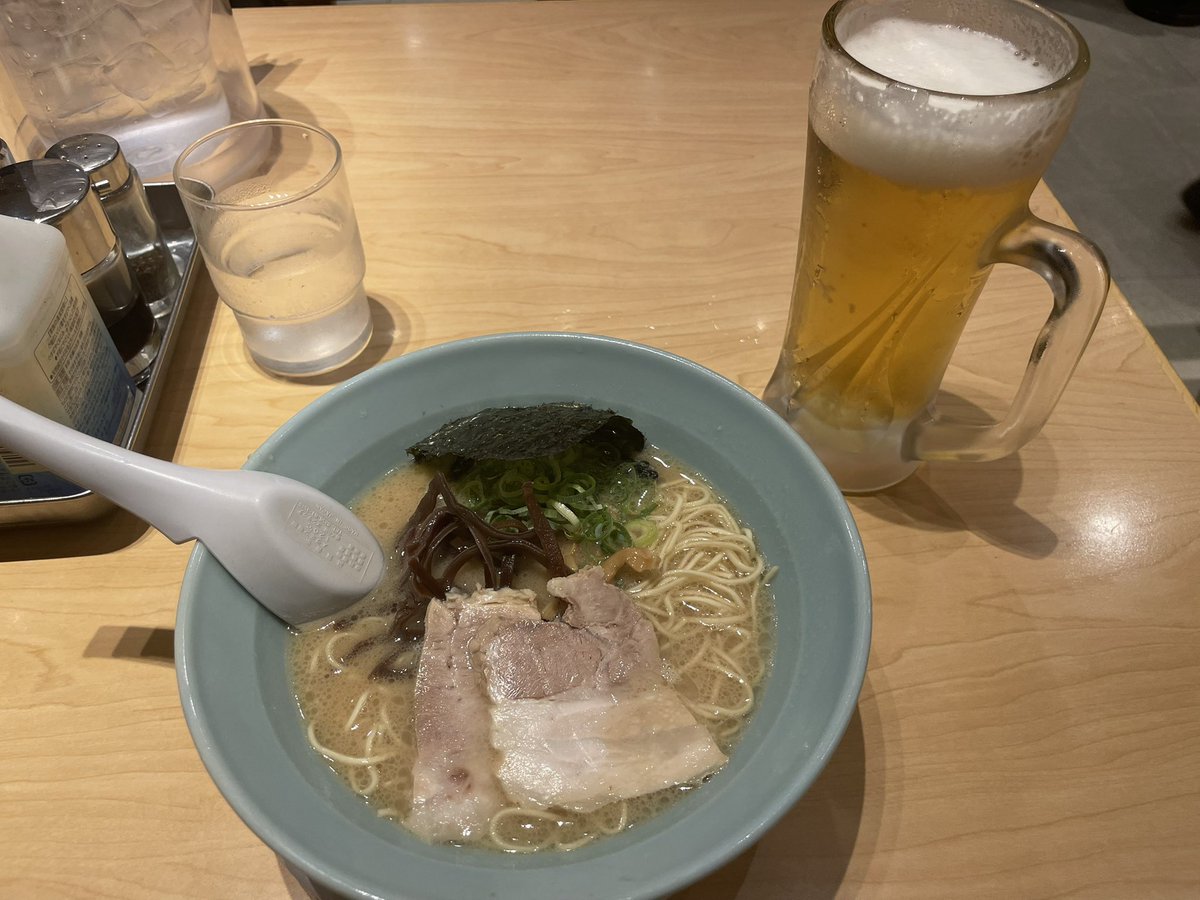 sl_tmk's tweet photo. 小倉駅で早速ラーメン

昼に飲むビールはたまらん https://t.co/9fvgXEI7od