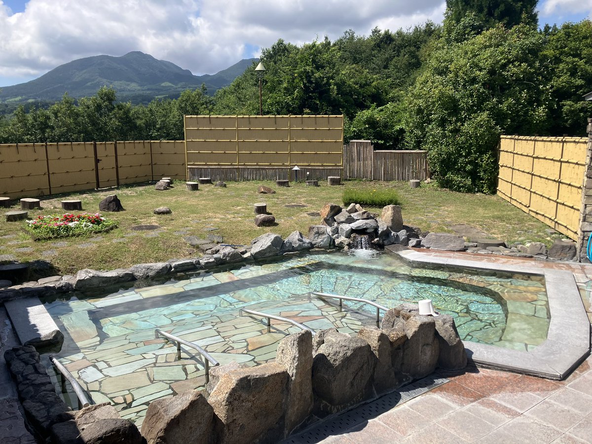 P89262411's tweet photo. 群馬県吾妻郡高山村「高山温泉ふれあいプラザ」 ～道の駅中山盆地～

露天風呂から子持山（1296m）、三並山である小野子山（1208m）、中ノ岳（1188m）、十二ヶ岳（1201m）の山並みを望めます。空を見上げれば青空が広がります。
無色澄明、塩味有りのお肌つるつる・すべすべ美人の湯を楽しめます。 https://t.co/cRAOGnZNwv