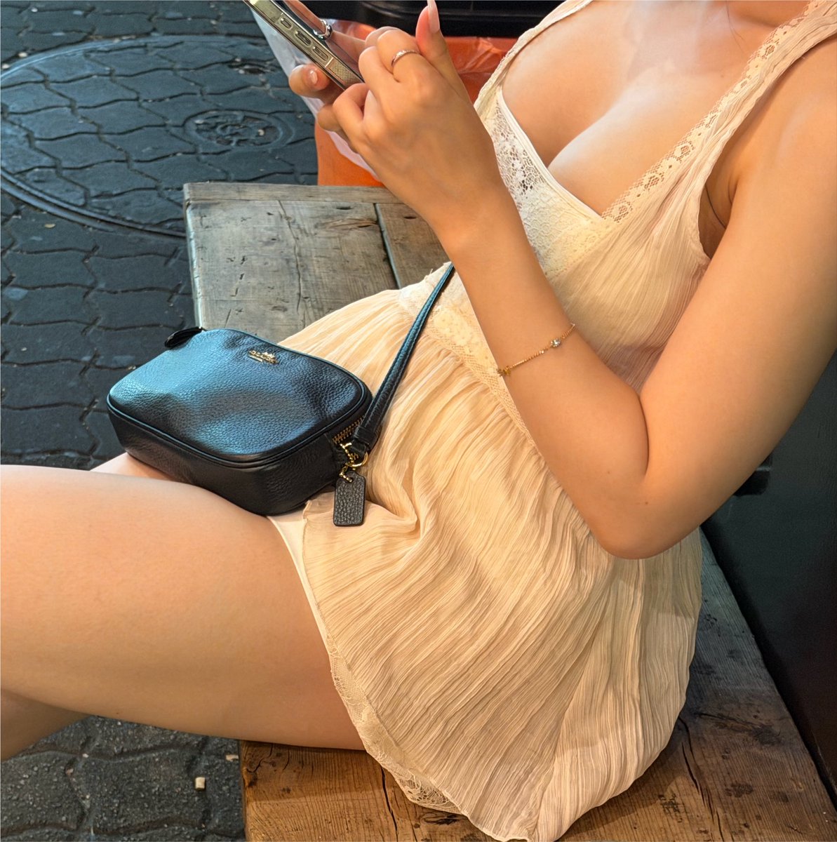 leerogan9999's tweet photo. 오늘 마사지 해주실분 있나요?
매너있게 허락하는 선까지만하시고
본인욕구보다 여자가 흥분하는걸 보면서
흥분하는타입이 더 서로맞을듯합니다
강남입니다 4시부터 호텔에있을거라
경험이나 자기소개 부탁해요
첫 마사지라 거부감안생기게 호감형 깔끔한분찾아요 #마사지 #초대남 #쓰리썸 #커플만남 https://t.co/exxw19ZUMm