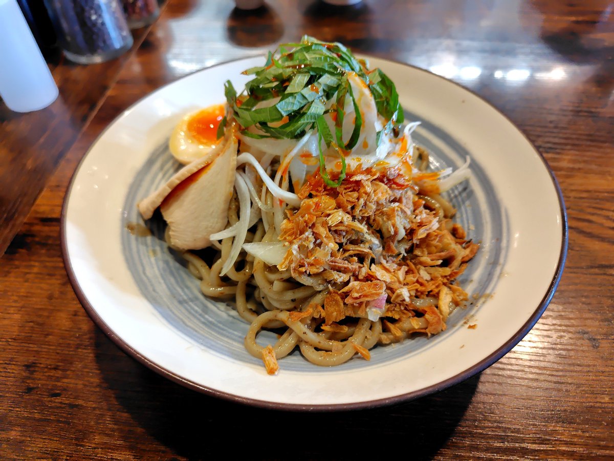 men_nomimono's tweet photo. #麺喰 
ニボ塩まぜそば(週限定
濃厚辛まぜそば

ニボ塩、なかなかビターな濃厚ダレ
麺の甘みがより引き立ちますね

辛まぜは香り、湯気からもう食欲増す感じ。花椒をたっぷり効かすほうが美味いかな。追い飯いれてKK

ご馳走様でした(｡ᵕᴗᵕ｡)
 #らーめん
 #つけ麺
 #まぜそば
 #尾張旭市 https://t.co/CoaeRFdE2t