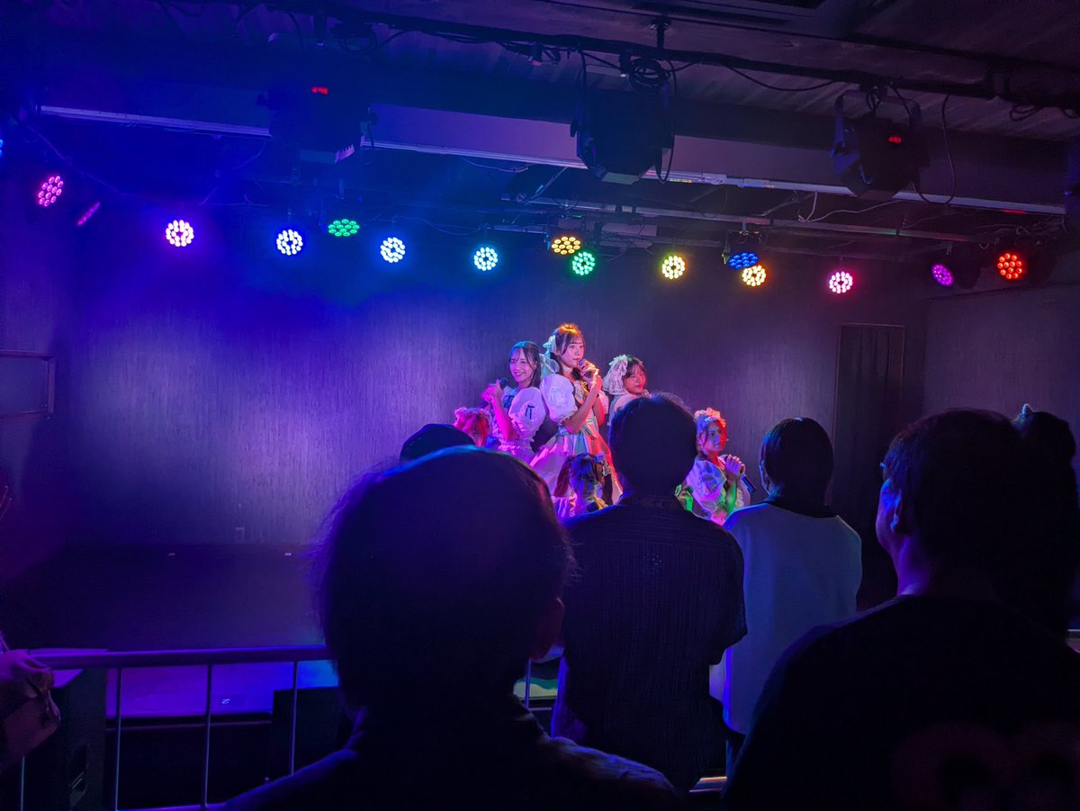 pome4lw's tweet photo. 物販は無理だけど、ライブだけ顔出してきたよー。
後ろから+スマホだと可愛く撮れないな💦
#meltynest https://t.co/hxLah3GpzE