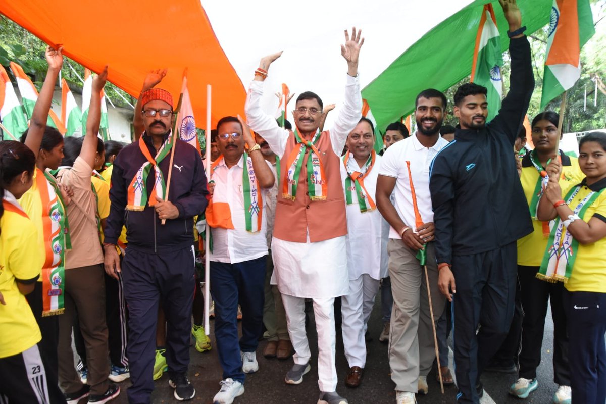 SethSanjayMP's tweet photo. 📍 रांची 

हर घर तिरंगा, हर दिल तिरंगा! 🇮🇳

आदरणीय प्रधानमंत्री श्री नरेंद्र मोदी जी के आह्वान पर आज हर घर तिरंगा अभियान में सहभागी बनने का सौभाग्य मिला।
रांची महानगर भाजपा द्वारा मोराबादी से आयोजित इस राष्ट्रभक्ति से ओत-प्रोत कार्यक्रम में प्रदेश भाजपा अध्यक्ष श्री आदित्य साहू जी, प्रदेश संगठन महामंत्री श्री कर्मवीर सिंह जी, रांची विधायक श्री सीपी सिंह जी, हटिया विधायक श्री नवीन जायसवाल जी, महानगर भाजपा अध्यक्ष श्री वरुण साहू जी, मेयर श्रीमती रोशनी खलखो जी एवं डिप्टी मेयर श्री नीरज कुमार जी की गरिमामयी उपस्थिति रही।
बापू वाटिका, मोराबादी से शुरू हुई इस तिरंगा यात्रा में बड़ी संख्या में आम नागरिकों, युवाओं और स्कूल-कॉलेज के विद्यार्थियों की उत्साहपूर्ण सहभागिता ने पूरे वातावरण को राष्ट्रभक्ति से भर दिया।
वंदे मातरम्! भारत माता की जय!
#HarGharTiranga 
#TirangaYatra
@narendramodi @PMOIndia 
@gssjodhpur @MinOfCultureGoI 
@HarGharTirangaa @AdityaPdSahu @bjpkarmveer 
@bjpcpsingh