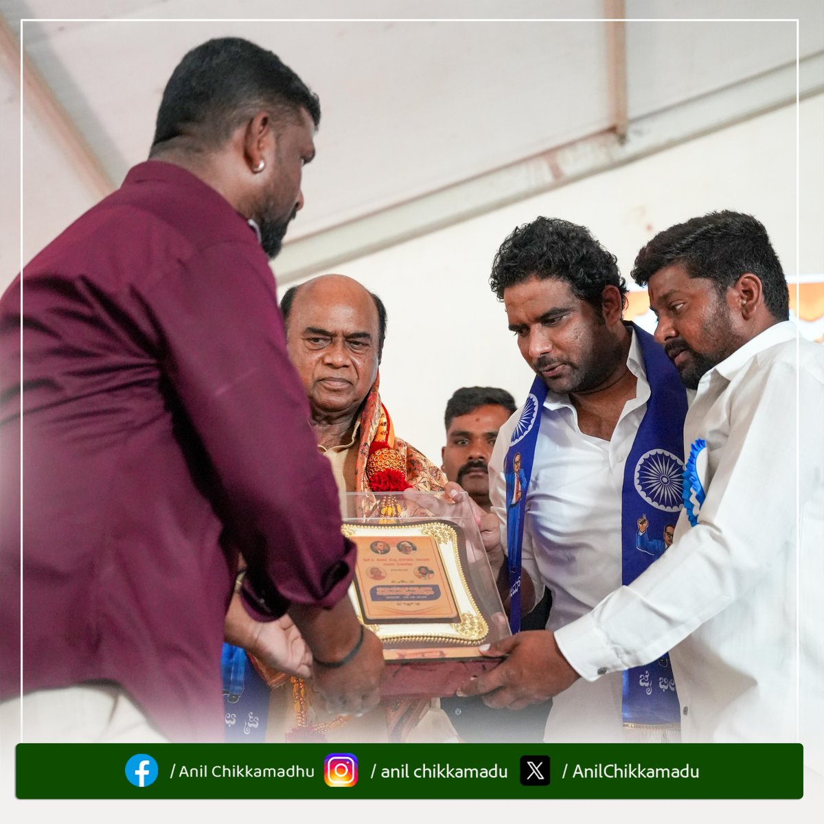 AnilChikkamadu's tweet photo. ಇಂದು ಸರಗೂರು ಪಟ್ಟಣದ ಜಯಚಾಮರಾಜೇಂದ್ರ ಕ್ರೀಡಾಂಗಣದಲ್ಲಿ ಹೆಚ್.ಡಿ.ಕೋಟೆ ತಾಲ್ಲೂಕಿನ ಮಾದಾರ ಮಹಾಸಭಾ ವತಿಯಿಂದ ಆಯೋಜಿಸಿದ್ದ ಮಾದಾರ ಸಂಘದ ನೂತನ ತಾಲ್ಲೂಕು ಘಟಕದ ಉದ್ಘಾಟನೆ ಹಾಗೂ ಪ್ರತಿಭಾ ಪುರಸ್ಕಾರ ಕಾರ್ಯಕ್ರಮದಲ್ಲಿ ಚಿತ್ರದುರ್ಗದ ಮಾದಾರ ಚೆನ್ನಯ್ಯ ಗುರುಪೀಠದ ಪೂಜ್ಯ ಶ್ರೀ ಬಸವಮೂರ್ತಿ ಮಾದಾರ ಚೆನ್ನಯ್ಯ ಸ್ವಾಮೀಜಿಗಳವರ
1/2 https://t.co/rHsb074b0H