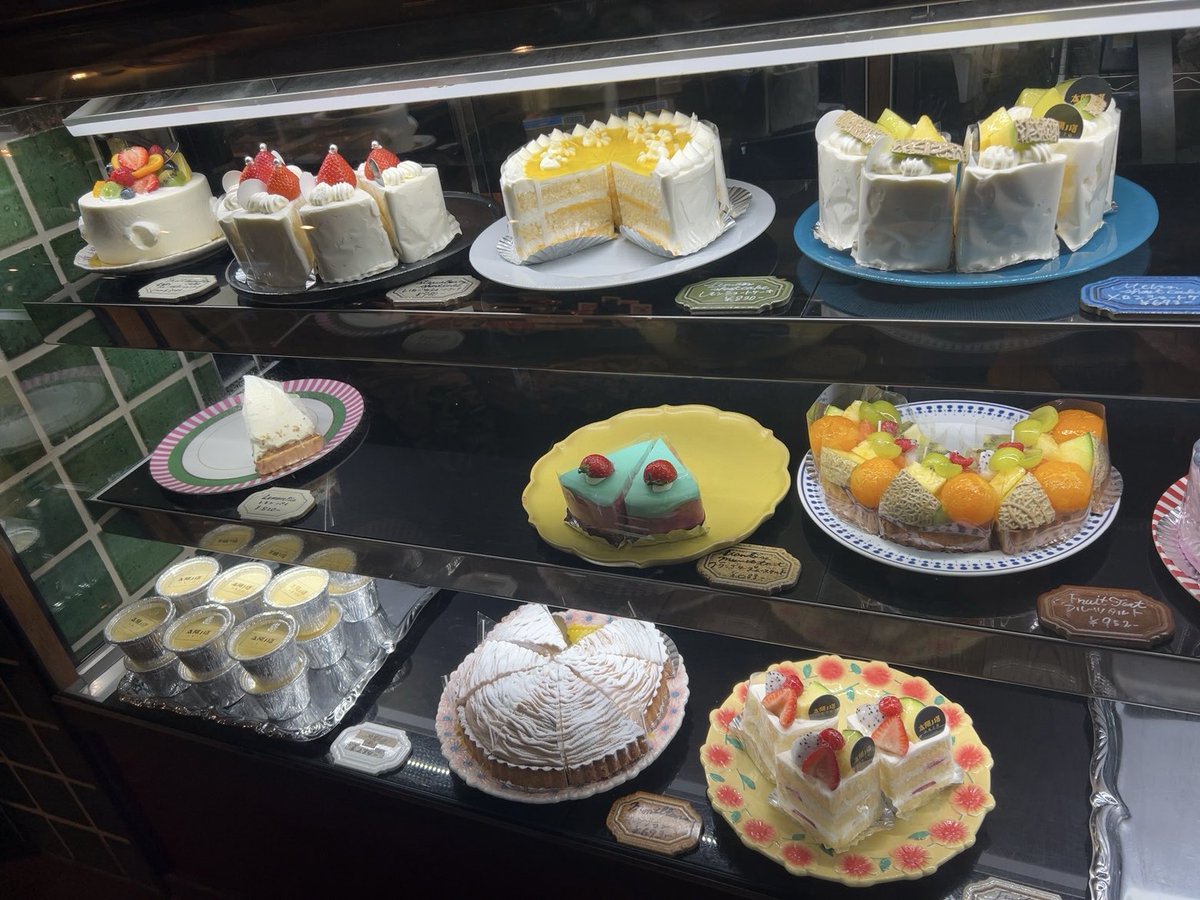 ayk06188332's tweet photo. レトロ可愛いcafe🍰☕️
ミントチョコケーキめっちゃ美味しかった🌱🍫 https://t.co/j7Y7dPC6Q4