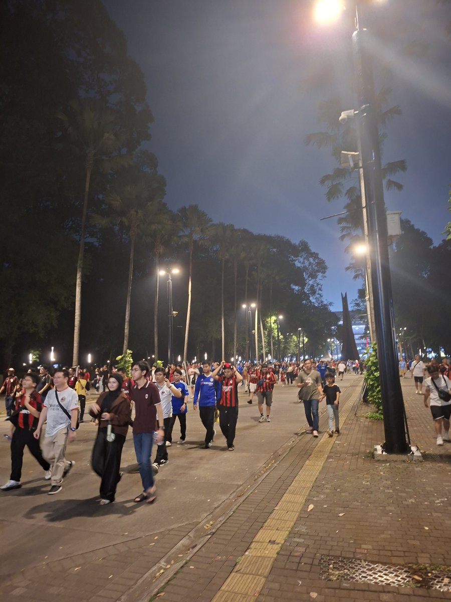 stravenues's tweet photo. Sisa bubaran match semalem. Momen langka ada duo klub besar tanding di GBK. 

Secara infrastruktur, GBK sudah sangat siap untuk menjalankan pertandingan sebesar ini. Akses yang banyak dan transportasi umum yang beragam memudahkan mobilisasi massa. Kualitas stadion jangan ditanya, Xabi Alonso saja terpesona.

Menantikan lebih banyak klub Eropa yang dateng ke Jakarta, merayakan sepakbola bersama fans militan dari berbagai penjuru Indonesia.