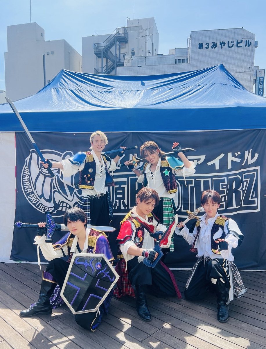 uraharabrotherz's tweet photo. 今日も暑い中、裏原BROTHERZのフリーライブ！！
アカフーパークに来てくれてありがとう🤘
リハーサル前から気合いの広報からライブを迎えて本番暑すぎましたが、
みんなの顔見たら疲れもふ���とんだよ
💪❤️‍🔥

【今夜18時30分】からメンバーTikTok公式配信もあるから見てね🤘

いつもありがとう♡ https://t.co/peuSHuNlO4