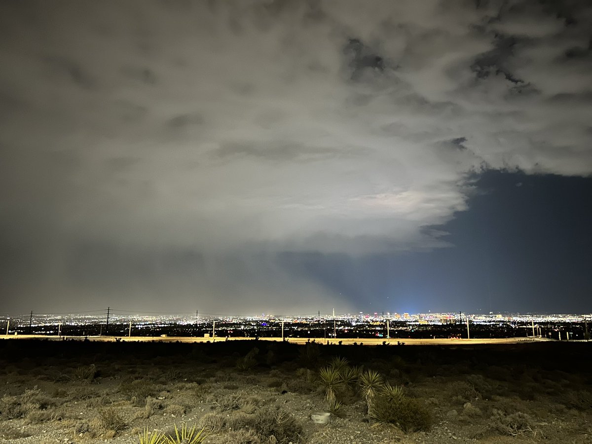 vort_advection's tweet photo. Looks like some dust is riding in on the outflow @NWSVegas #nvwx https://t.co/MsjSqzNO4m