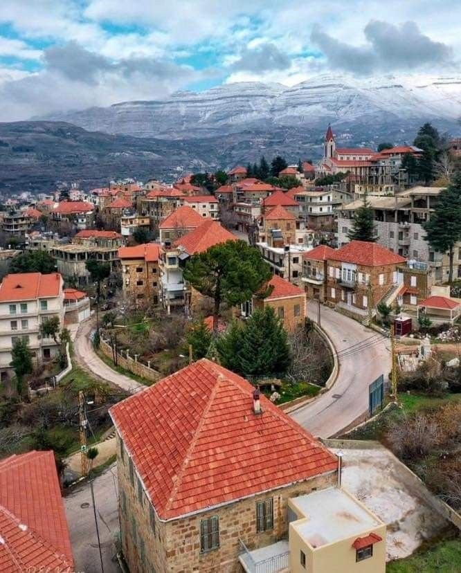 Bntmagrora's tweet photo. الريف اللبناني حكاية جمال ما بتنتهي 🇱🇧🌿
جبال وخضار وبيوت حجرية بتحكي أصالة عمرها سنين... طقس بيردّ الروح وأناقة لبنانية ما إلها شبيه ❤️
#لبنان_الحر 🇱🇧 https://t.co/XBJxN3X9yR