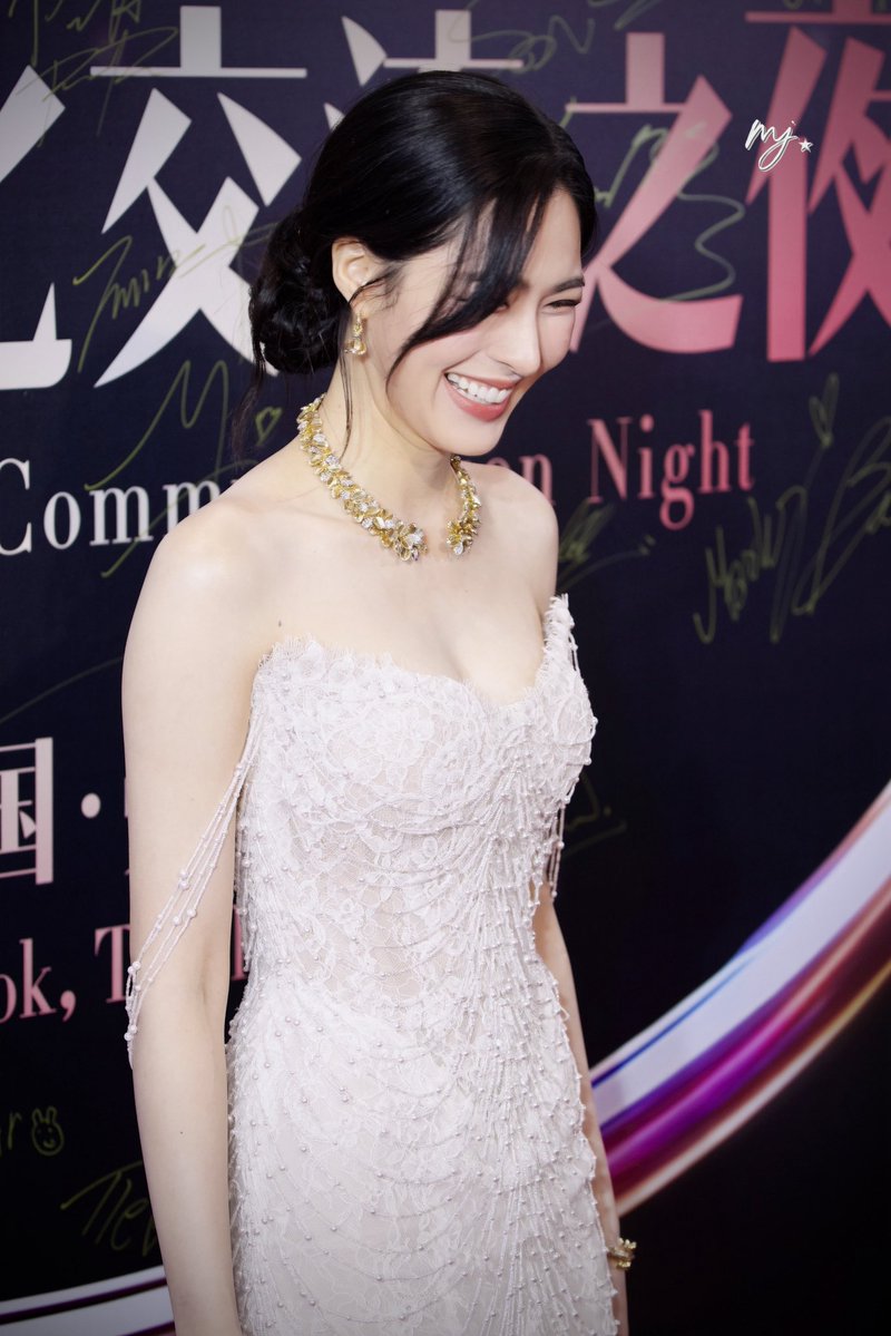 apologiseex's tweet photo. สเต็ปรอยยิ้มพี่สาวคนสวย 🤍

#LinglingxWeiboGalaNight
#Linglingkwong #หลิงหลิงคอง https://t.co/AlGOhxaDNL