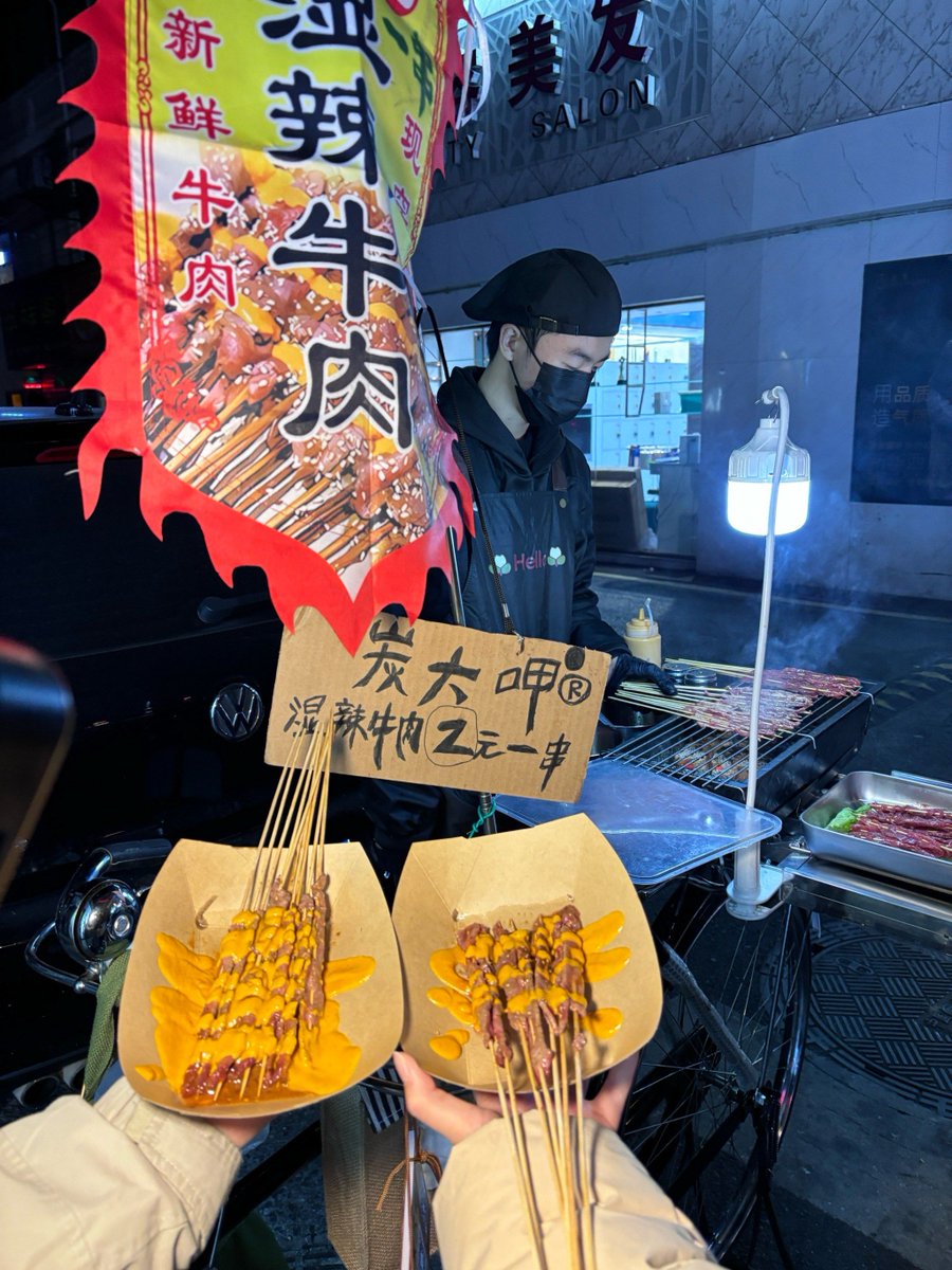 _Ebrukhya's tweet photo. Craving late-night vibes This warm, crispy fried skewered meat with chili flakes hits different at the street corner stall!  #StreetFoodLove https://t.co/IBszF0O1iN