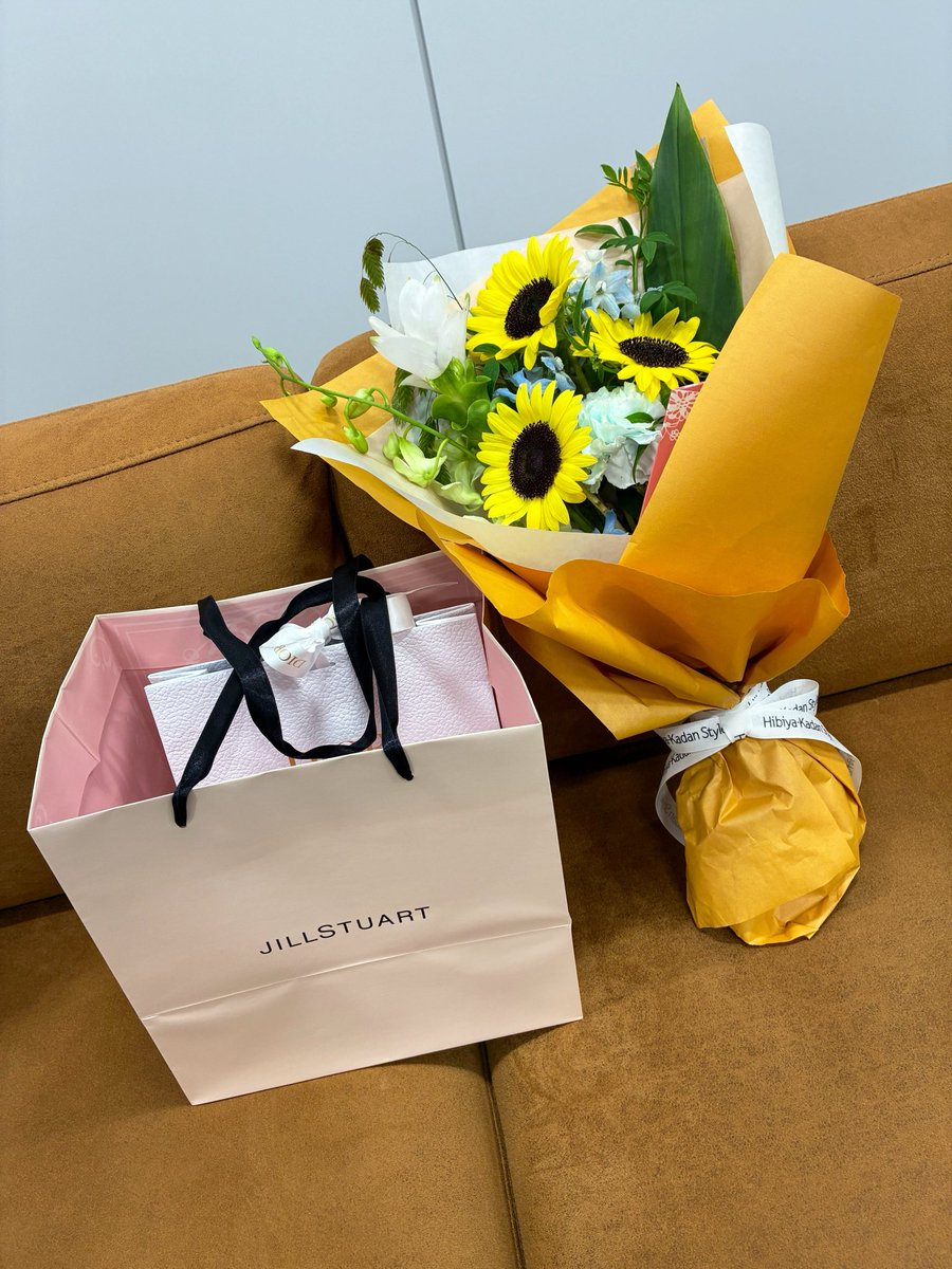 honmahimawari's tweet photo. お花とプレゼントもらったよ- ̗̀🎁 ̖́-

しぃしぃりかしぃ逢いに
来てくれてありがとーෆ

さんさんいえろー高校いくぞ🫵⭐️

#にじ甲2026 
#にじ甲2026_Day2 https://t.co/oazZmI3Bhi