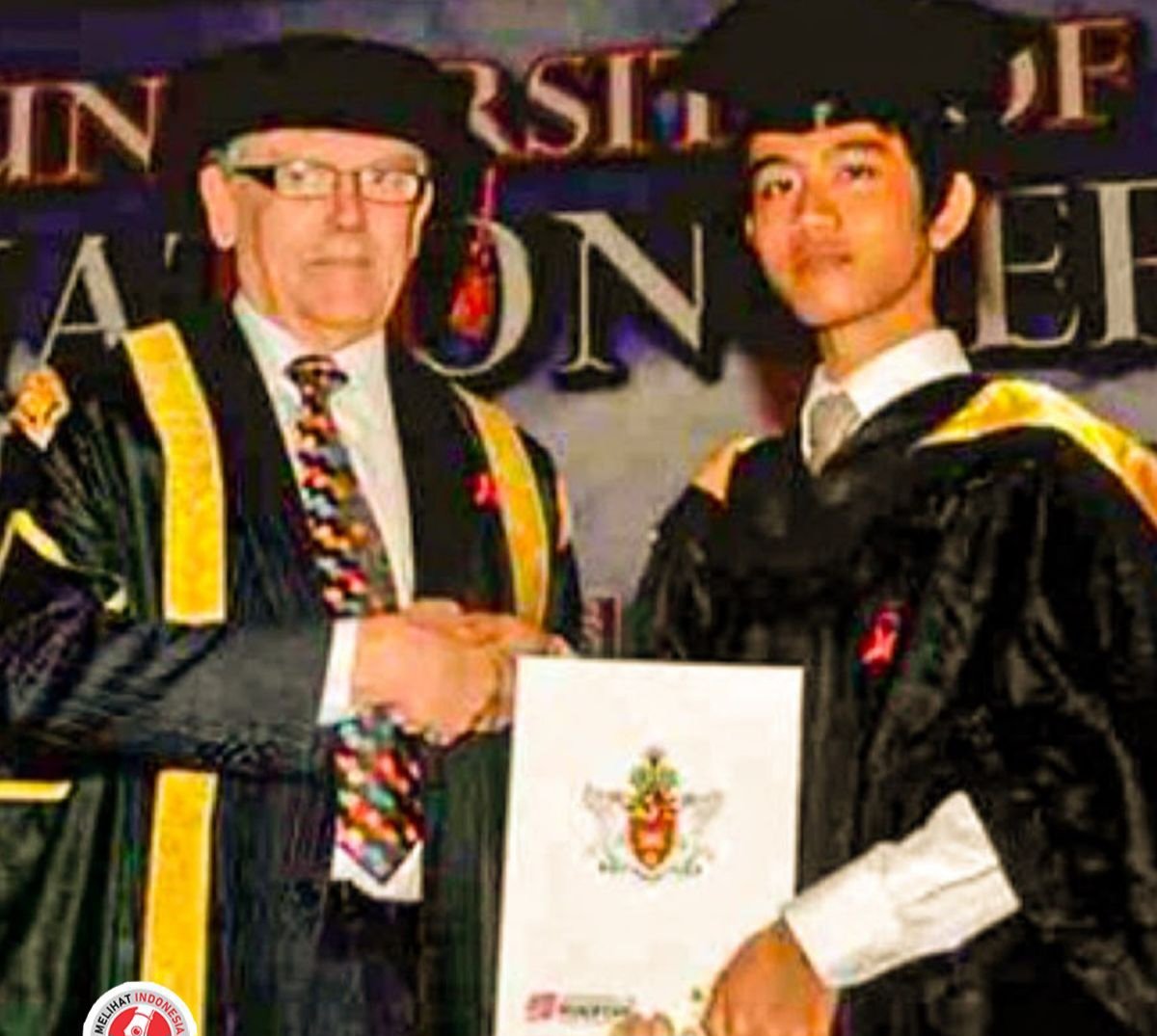 regar_op0sisi's tweet photo. Gak pernah sekolah SMA tapi punya poto wisuda.
Emang bisa dari SMP langsung kuliah? https://t.co/PvxQfjKUvW