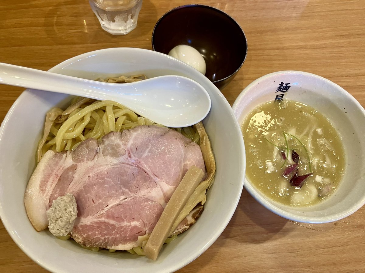 MELL2541's tweet photo. 最近食べた麺。一枚目は麺鍾馗さんのローソン。麺は論外だけどスープは美味。やっぱり店だな。2枚目はラーメンゆきかげさん、3枚目は釧路麺屋武双さん。この2店舗は本当に美味い。武双さんのこってりで初めてつけ汁が無くなりかけた。4枚目の丹頂市場に出来た「そば処星の」さんは汁だけでいいかな。 https://t.co/ZcziF5qpGH