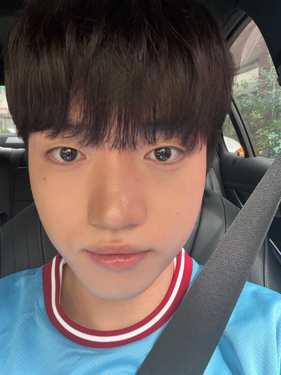 shbxoxo's tweet photo. 2.43PM KST

🐶: there's an event today and i'm on my way there now
🐶: *sends sticker*
🐶: *sends picture*
🐶: it's hot so have a safe day..! https://t.co/VcTNTnn9Mn