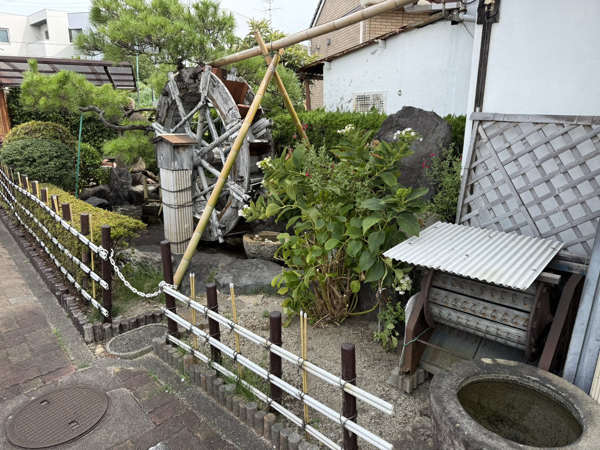 seigetu_burari's tweet photo. ガーナ、メッカ、そして日本家屋的店舗。こういう無茶苦茶な店は少なくなった https://t.co/QRutULrcSM
