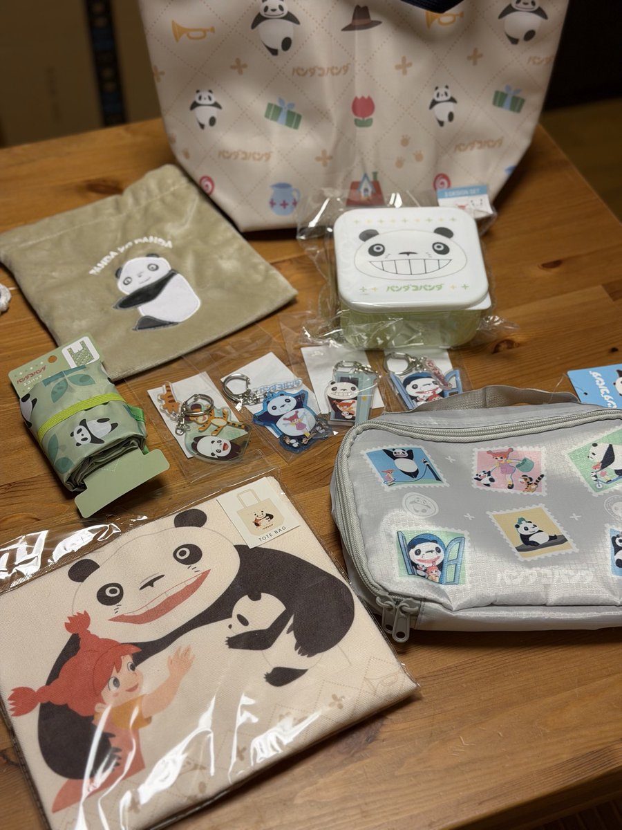 Ba_suzu3's tweet photo. 今回の戦利品🐼
またまたトートバッグ🫠🤍 https://t.co/vvKBDX3Gaj