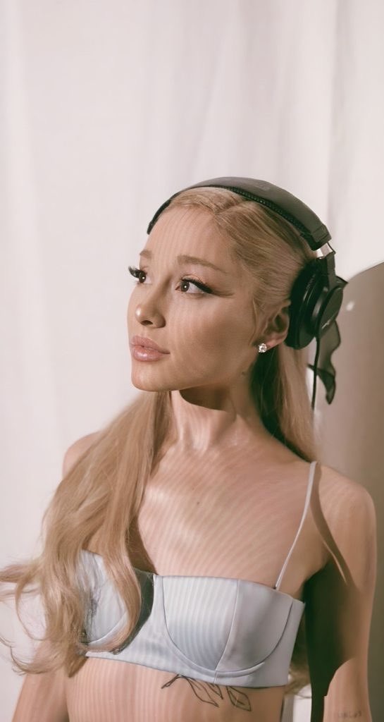 biqfeelings's tweet photo. does she know she looks like that?? https://t.co/4hFiWpcQ5p