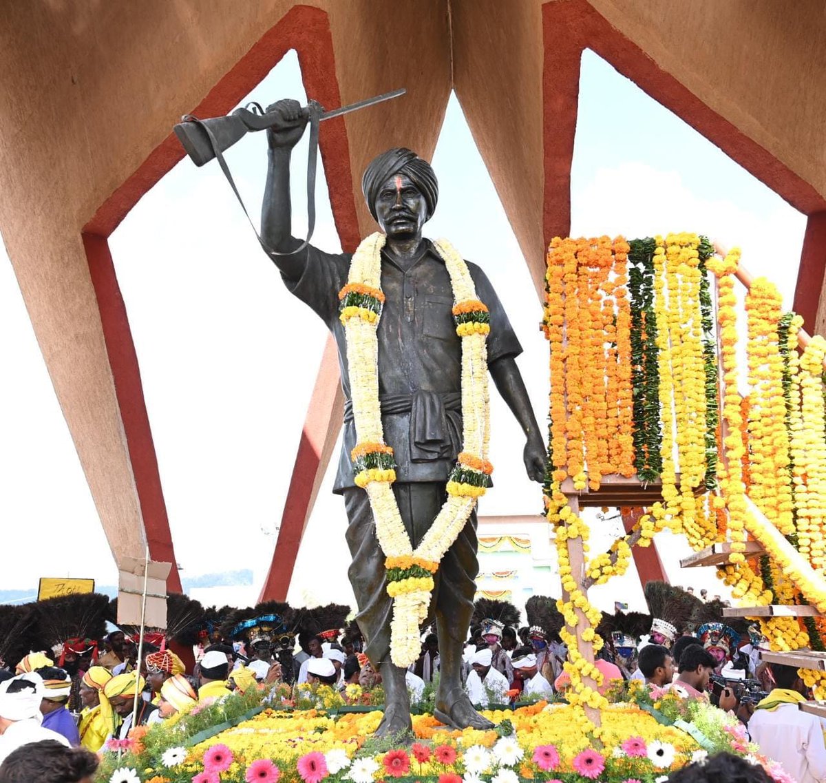 KTRBRS's tweet photo. ప్రకృతి పరిరక్షకులు, విభిన్న సంస్కృతి, సంప్రదాయాలకు ప్రతీకలు ఆదివాసీలు. 

అడవులను, చెట్లను, పుట్టలను, జంతువులను ప్రేమించే, పూజించే ఆదివాసీలు... 'జల్, జంగల్, జమీన్' అని నినదించిన పోరాట యోధుడు కుమ్రం భీం తెగువకు ప్రతిరూపాలు.

ఎస్టీల అభ్యున్నతి కొరకు కేసీఆర్ ప్రభుత్వం ఎస్టీ రిజర్వేషన్లను 6 శాతం నుండి 10 శాతానికి పెంచుతూ అసెంబ్లీలో తీర్మానం చేసింది, ఆ తర్వాత ఉత్తర్వులు జారీ చేసింది.. తండాలను, గిరిజన గూడేలను గ్రామ పంచాయితీలు చేసింది.

హైదరాబాద్ నడిబొడ్డున బంజారాహిల్స్‌లో ఆదివాసీ ఆత్మగౌరవాన్ని చాటిచెప్పే విధంగా.. కుమ్రం భీం ఆదివాసీ భవనాన్ని బీఆర్ఎస్ ప్రభుత్వం నిర్మించింది. ఆసిఫాబాద్ జిల్లాకు కుమ్రం భీం పేరు పెట్టడమే కాకుండా, జోడేఘాట్‌లో సుందరమైన స్మృతి వనాన్ని ఏర్పాటు చేసింది.

తండాలకు, గూడేలకు స్వచ్ఛమైన మంచినీరు సరఫరా చేయడం, ఎస్టీ గురుకులాలు, కాలేజీల సంఖ్య పెంచడం, అంబేద్కర్ ఓవర్సీస్ స్కాలర్‌షిప్ అందించడం, సీఎంఎస్టీఈఐ స్కీం ద్వారా గిరిజన బిడ్డలను పారిశ్రామికవేత్తలుగా తీర్చిదిద్దడం వంటి ఎన్నో కార్యక్రమాలు కూడా కేసీఆర్ హయాంలోనే జరిగాయి. 

ప్రపంచ ఆదివాసీ దినోత్సవం సందర్భంగా.. ఆదివాసీ సోదర సోదరీమణులకు శుభాకాంక్షలు.

#WorldTribalDay