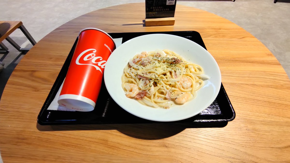 castellaski's tweet photo. 8/9(日)長崎‐京都＠ピースタ
新シーズンだからか新規出店がいくつかあって、今日のスタグルは【東京純食堂オムタン】の海老とベーコンのクリームパスタ！
クリームソースが濃厚で量も意外とあっておいしかった
あとパスタに対して海老とベーコンが多くて最後余った😆
#りちゅめし https://t.co/Te4Q0NWujH
